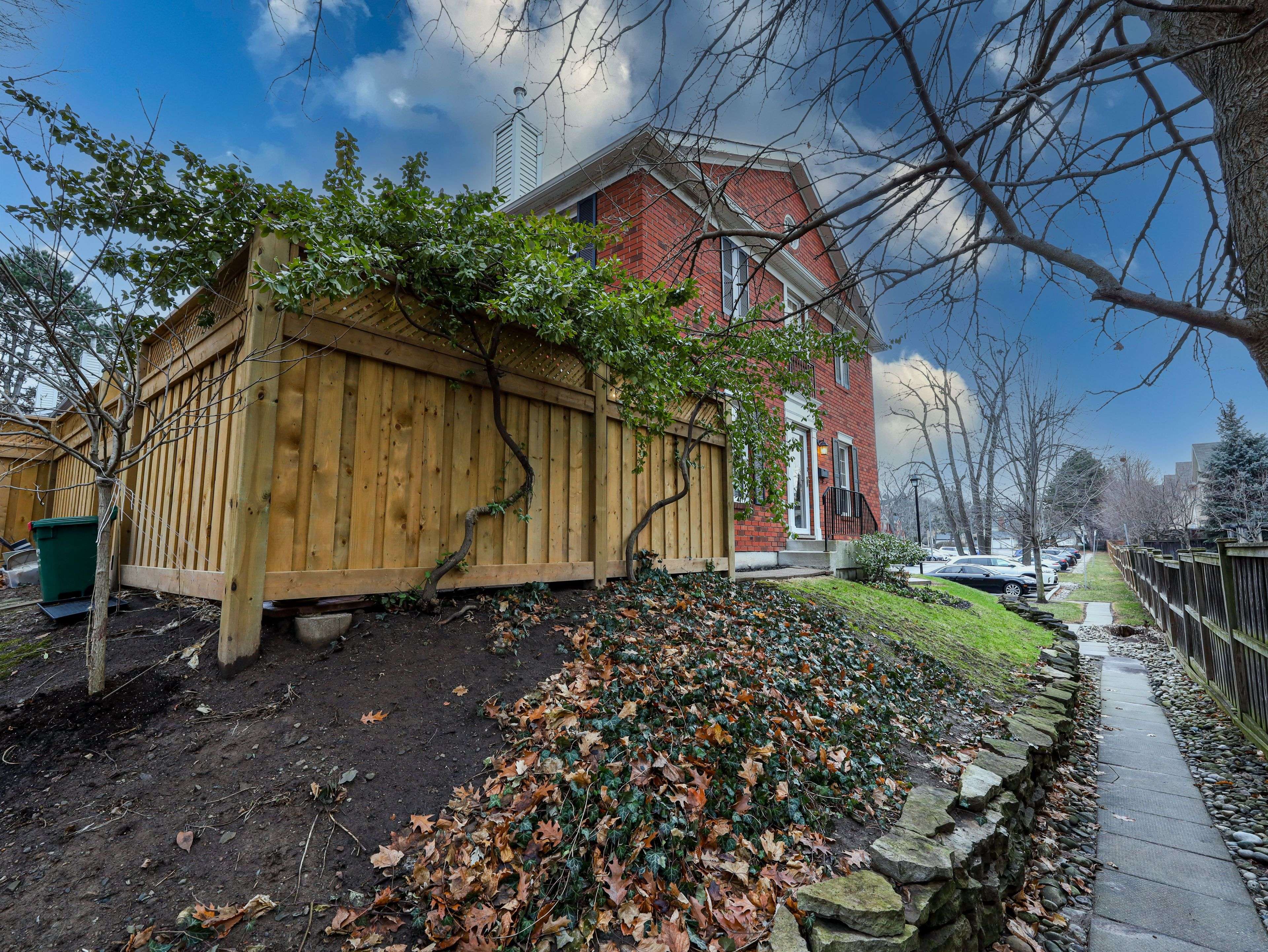 Burlington, ON L7R 1T9,2390 Woodward AVE #22