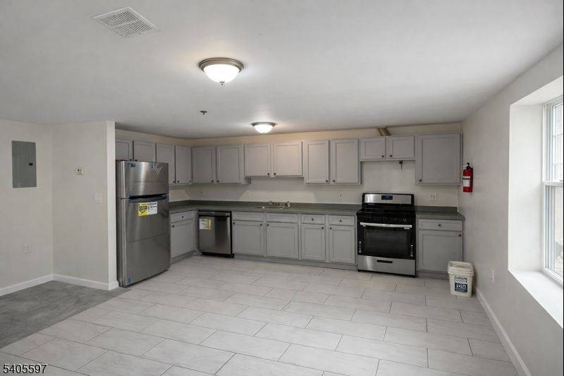 Newark City, NJ 07108,56-58 Kent St