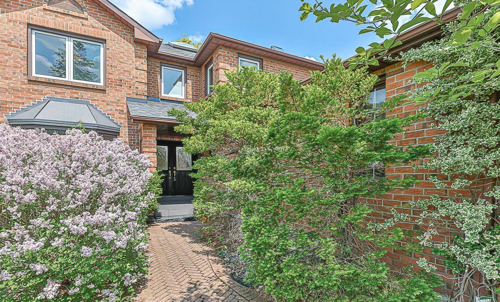 Richmond Hill, ON L4C 8X2,17 Hart ST