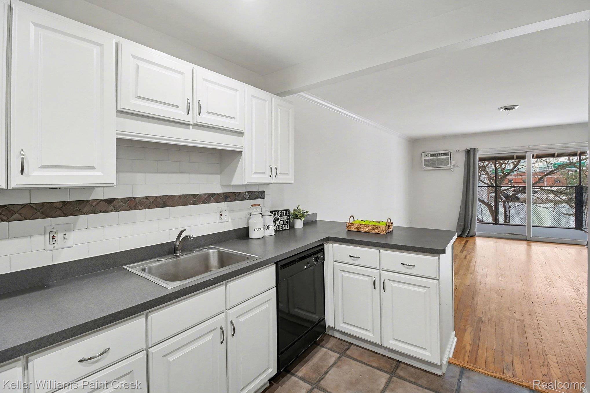 Royal Oak, MI 48073,4715 Coolidge HWY #5