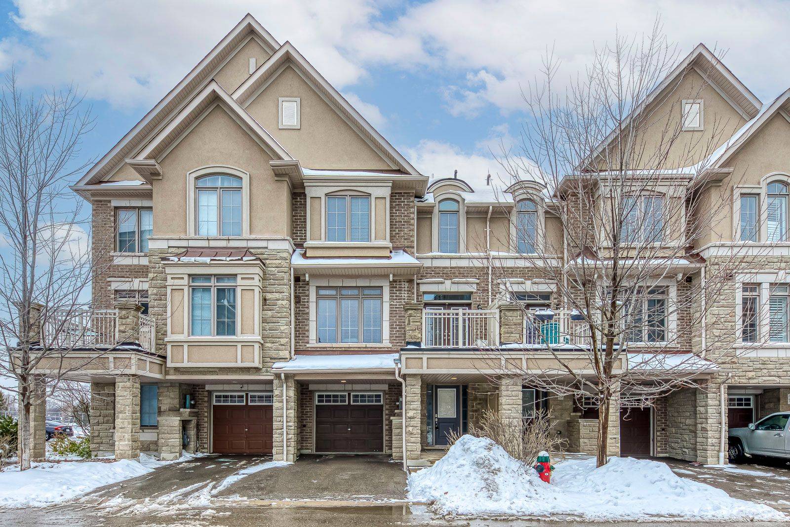 Oakville, ON L6M 0S4,2435 Greenwich DR #74