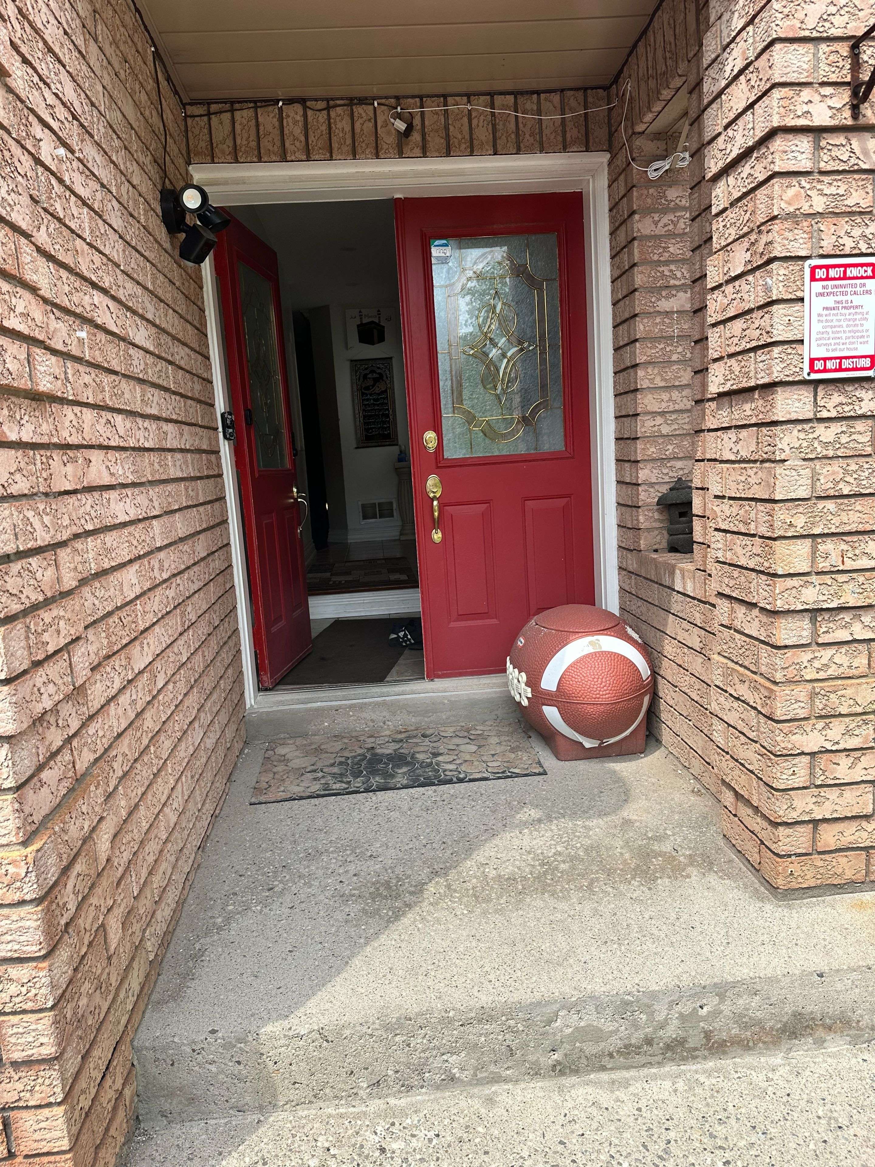 Brampton, ON L6Y 5B1,12 Caruso DR