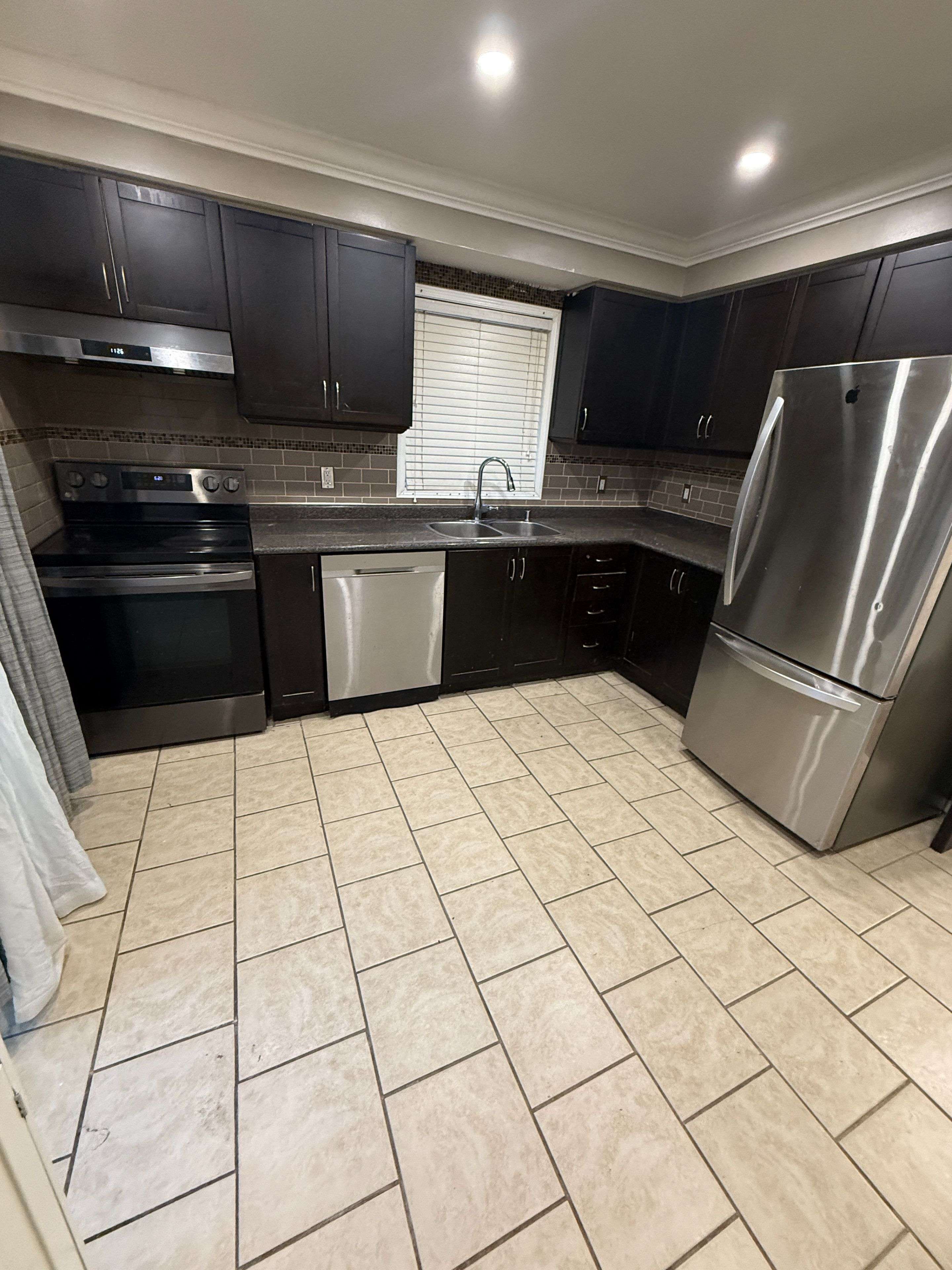 Brampton, ON L6Y 5B1,12 Caruso DR