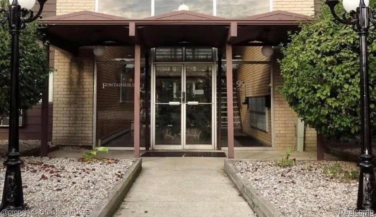 Waterford, MI 48328,995 N Cass Lake RD