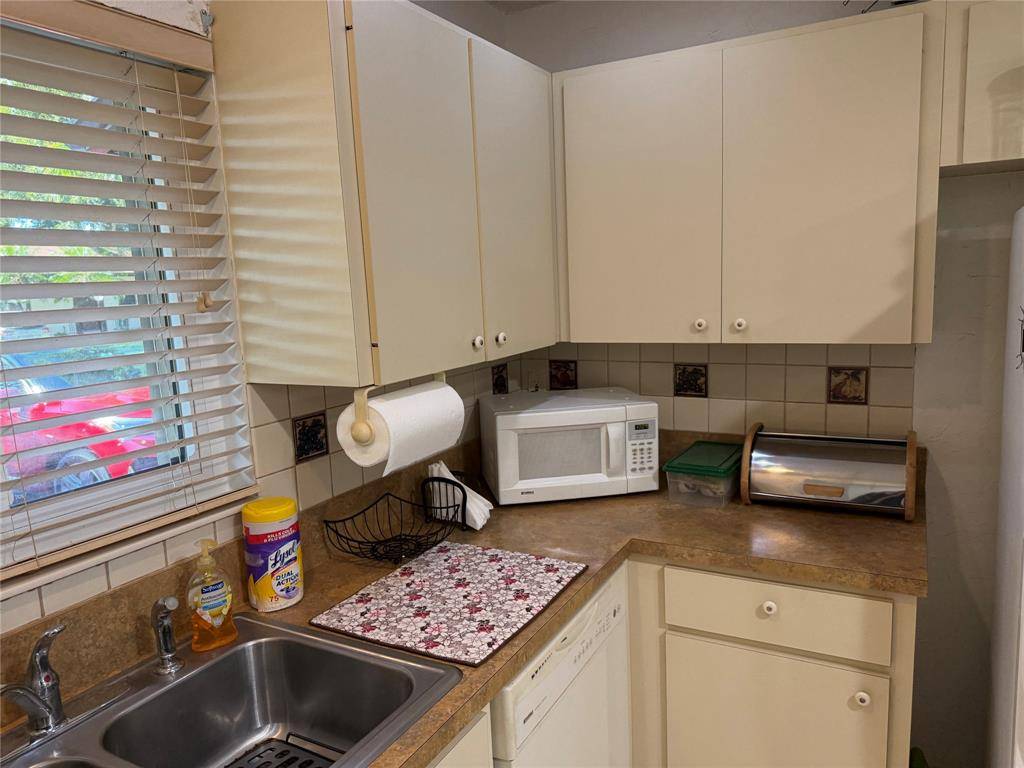 Pompano Beach, FL 33068,6711 S Parkway Dr #2-10