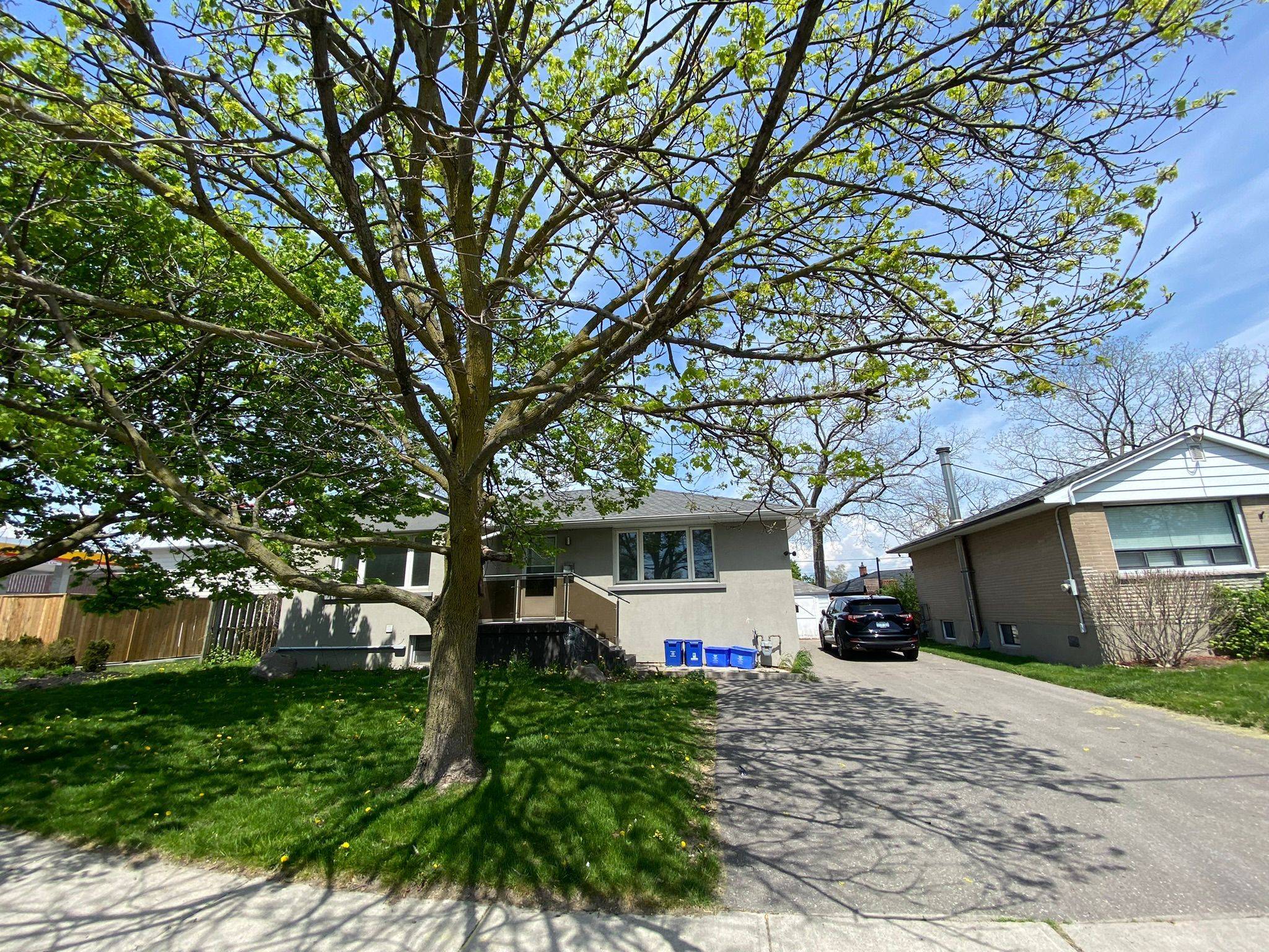 Oshawa, ON L1H 4L4,1049 Simcoe ST S #Main