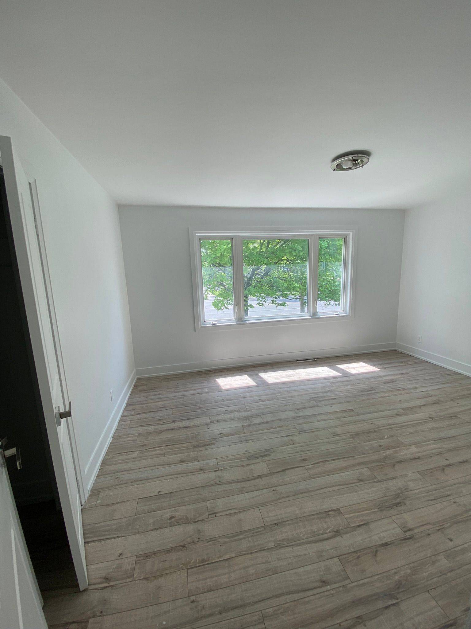 Oshawa, ON L1H 4L4,1049 Simcoe ST S #Main