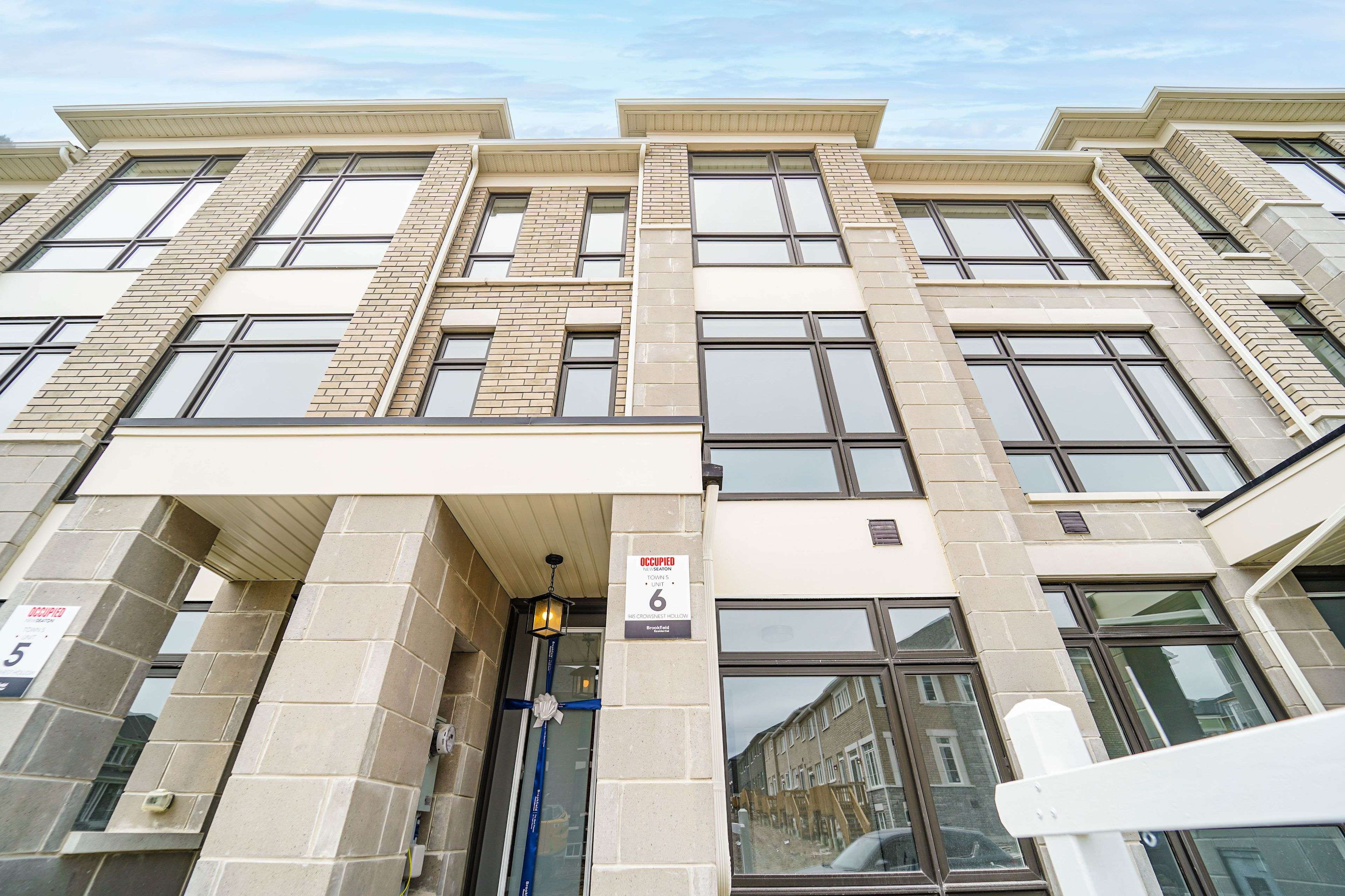 Pickering, ON L1X 0P4,945 Crowsnest HOLW