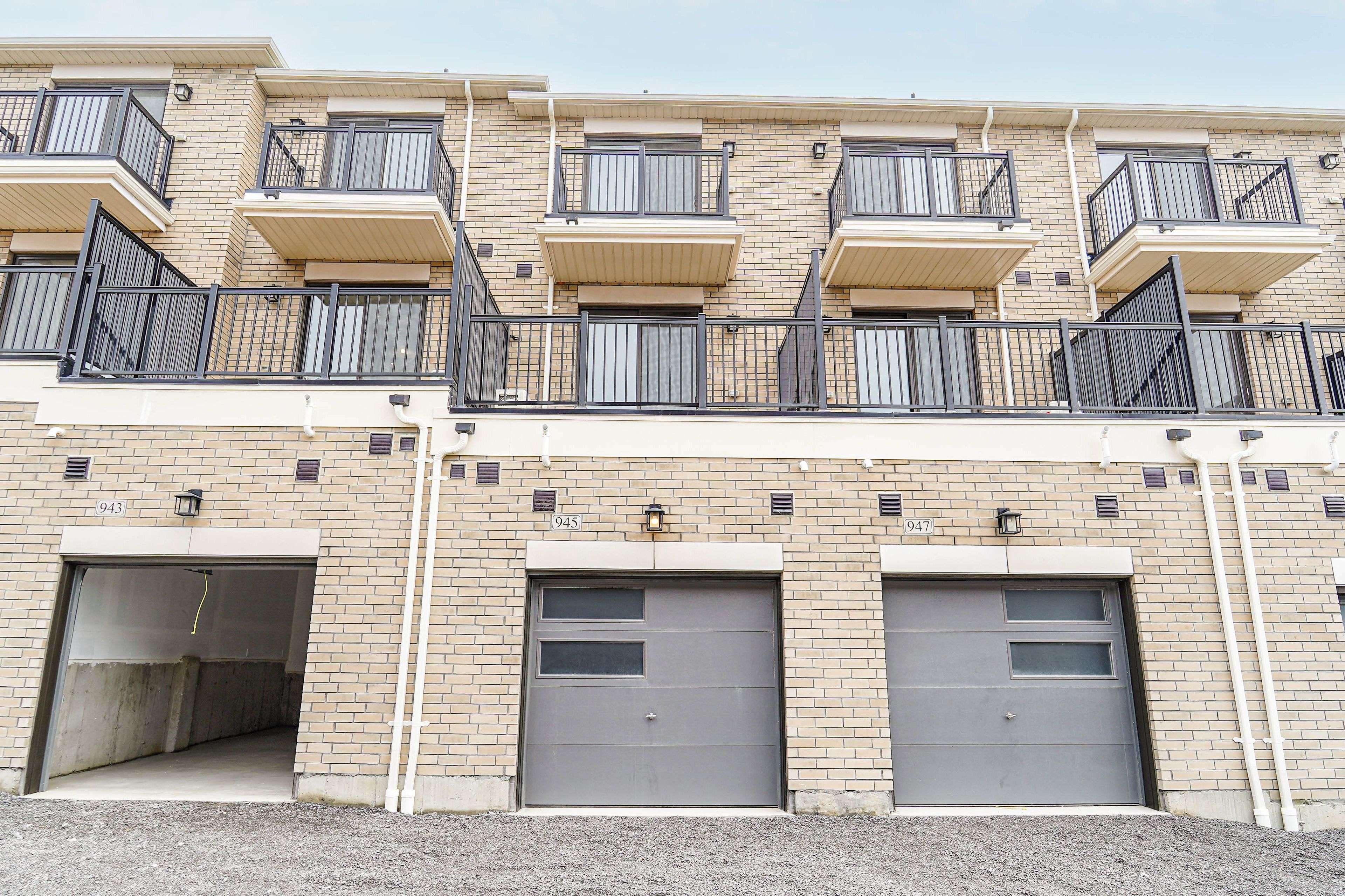 Pickering, ON L1X 0P4,945 Crowsnest HOLW