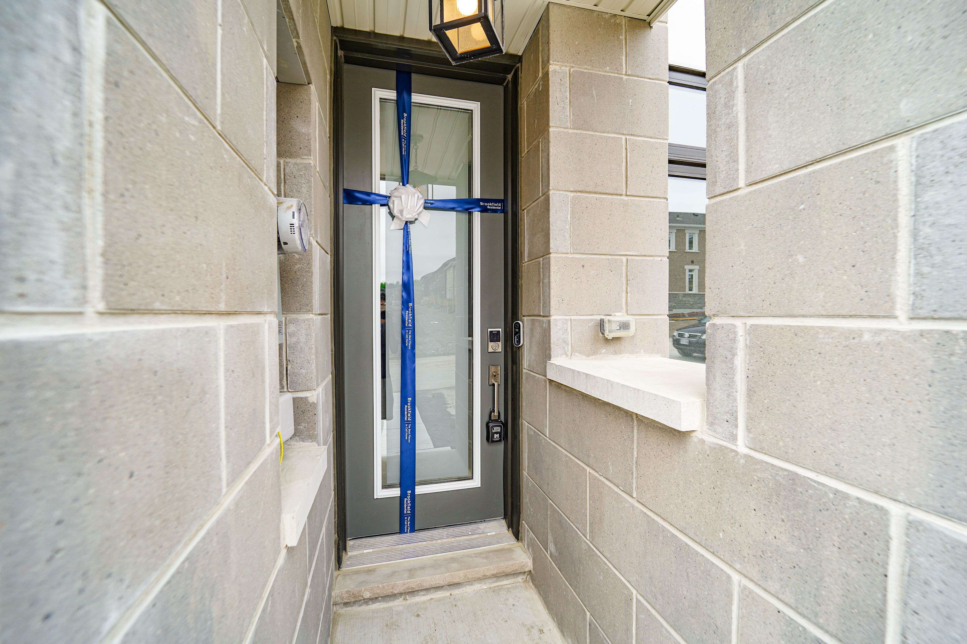 Pickering, ON L1X 0P4,945 Crowsnest HOLW