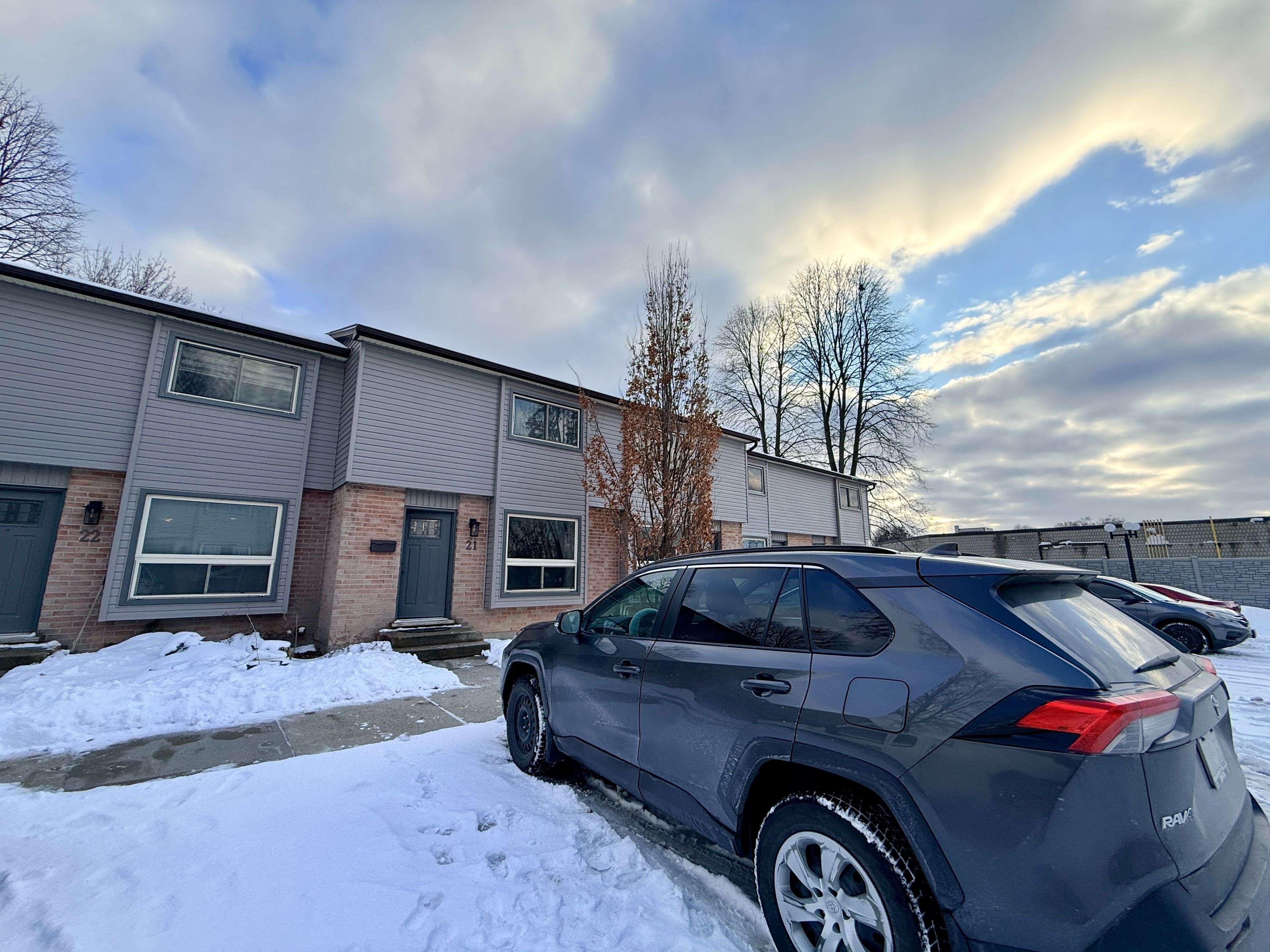 London East, ON N5Y 2J6,253 Taylor ST #21