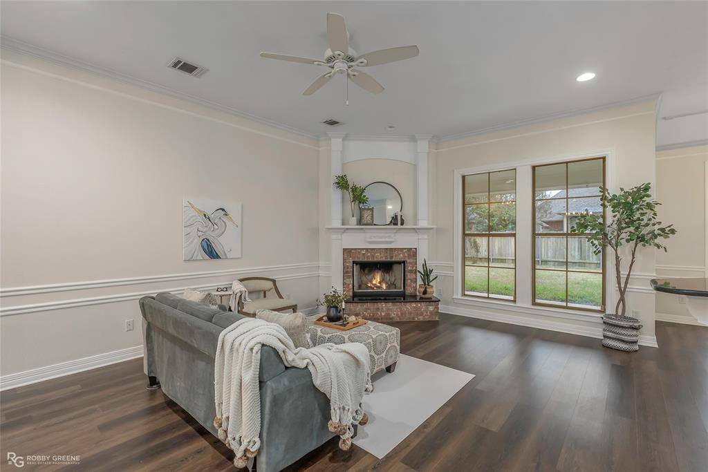 Bossier City, LA 71111,842 Entrada Street