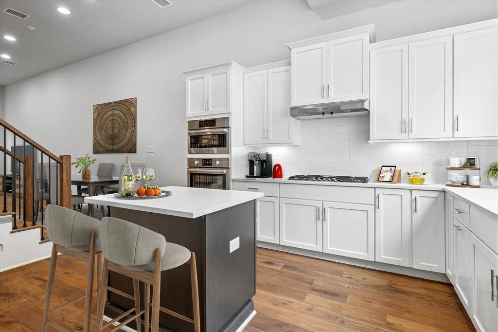 Dallas, TX 75203,381 E Greenbriar Lane #1004