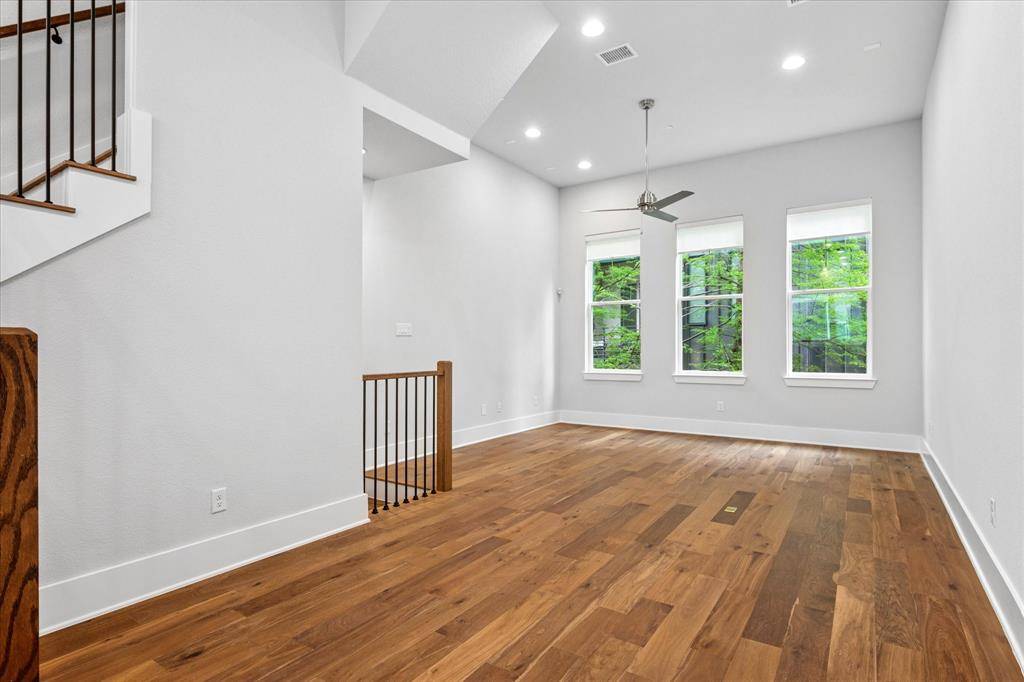 Dallas, TX 75203,381 E Greenbriar Lane #1004