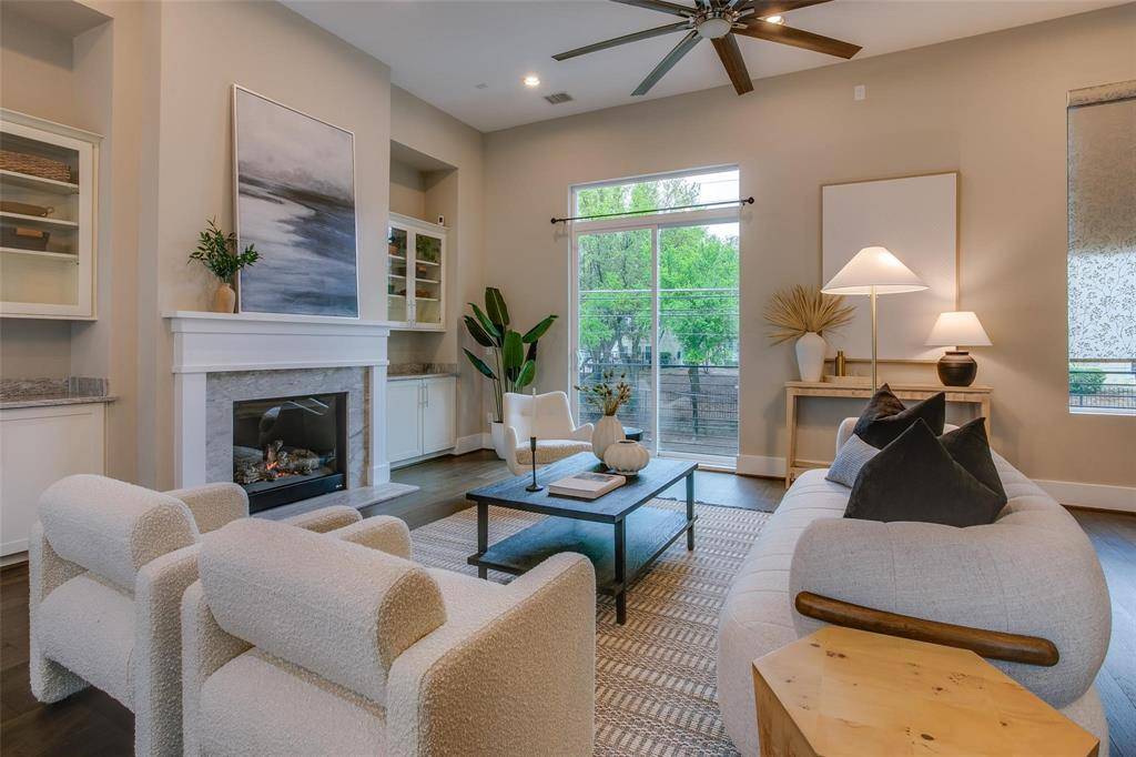 Dallas, TX 75203,381 E Greenbriar Lane #804