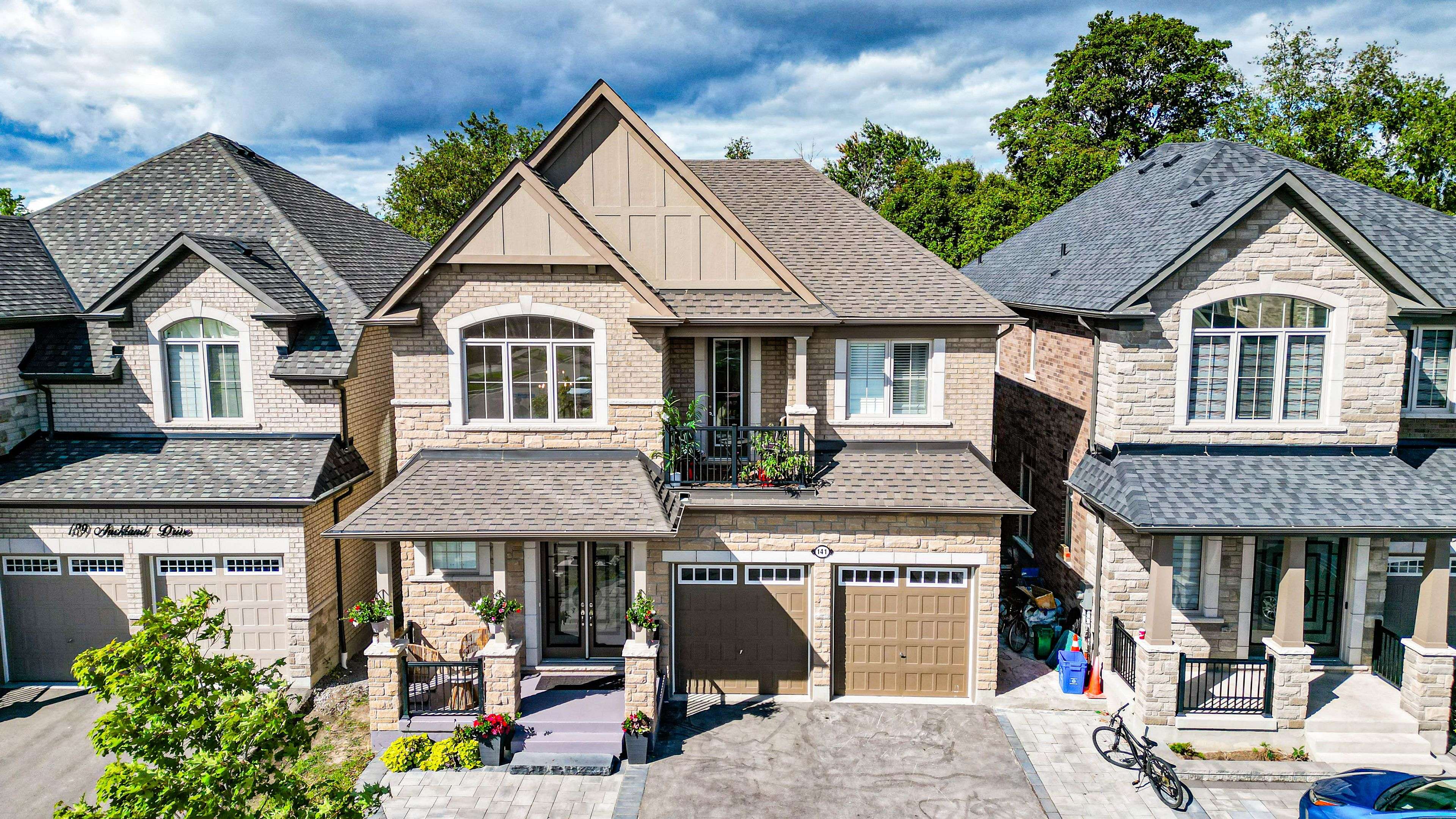 Whitby, ON L1P 0J2,141 AUCKLAND DR