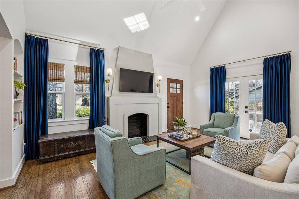 Dallas, TX 75235,5019 Stoneleigh Avenue