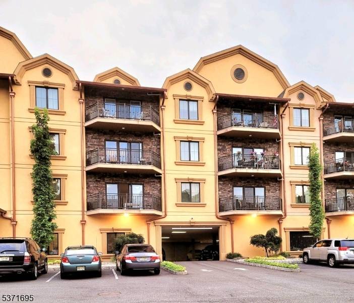 Woodland Park, NJ 07424,10 Lower Notch Rd #8