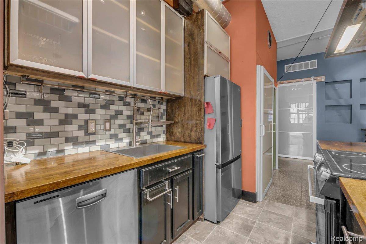 Detroit, MI 48207,6533 E Jefferson AVE #230T