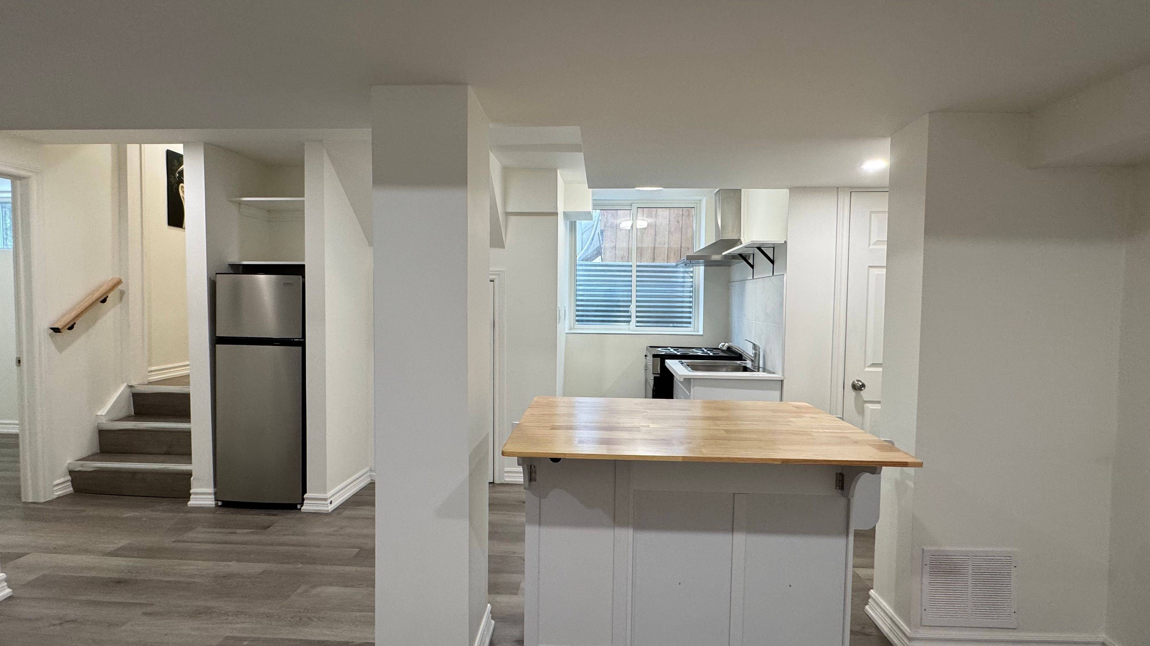 Oakville, ON L6L 2J8,1176 Willowbrook DR #Lower