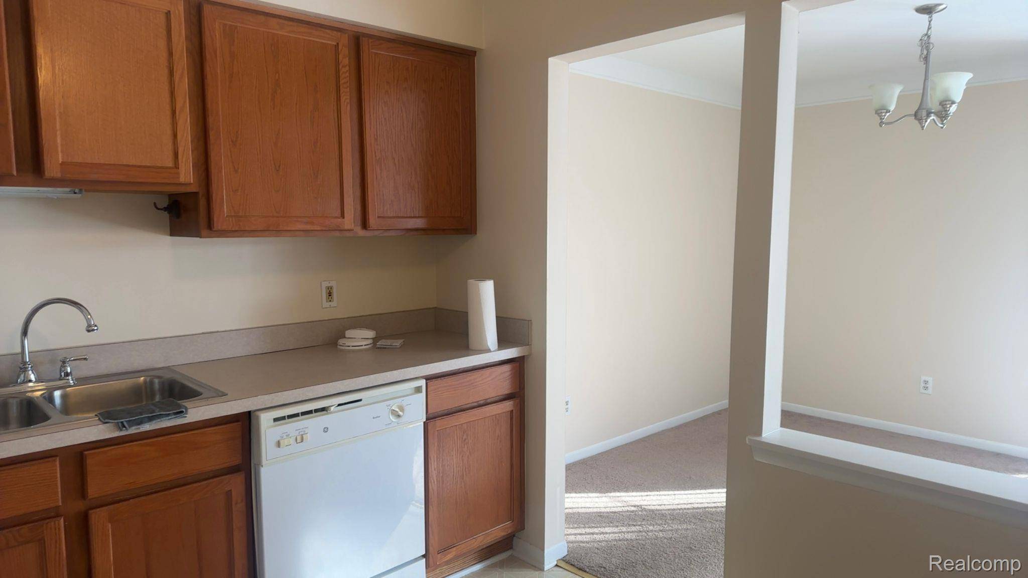 Bloomfield Hills, MI 48304,433 Fox Hills DR S