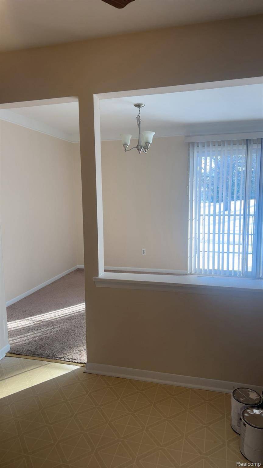 Bloomfield Hills, MI 48304,433 Fox Hills DR S