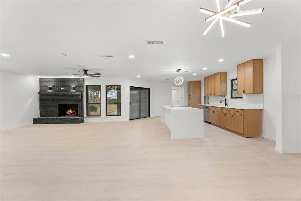 Desoto, TX 75115,328 E Pleasant Run Road