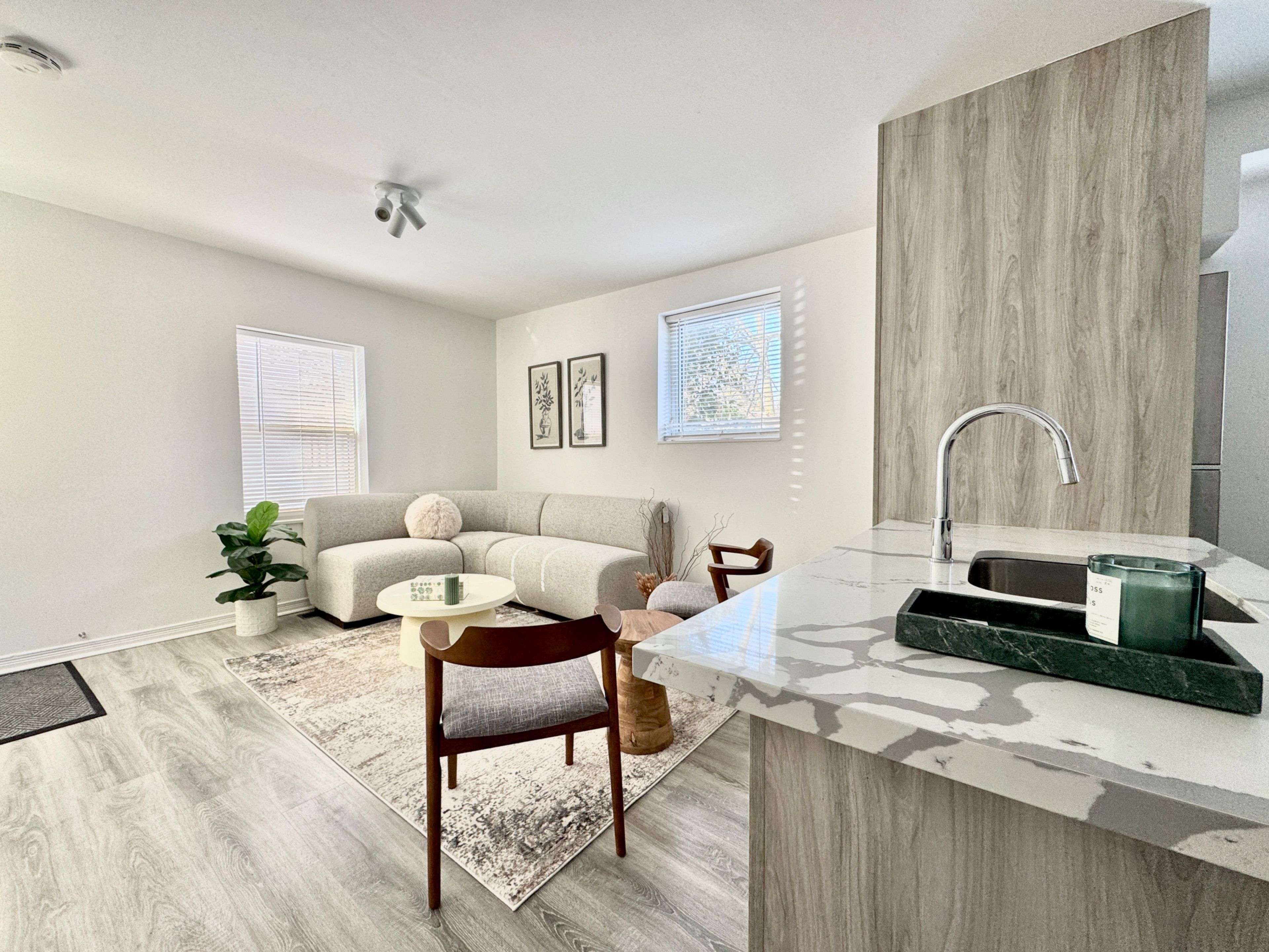 Newmarket, ON L3Y 2H3,469 Queen ST #A