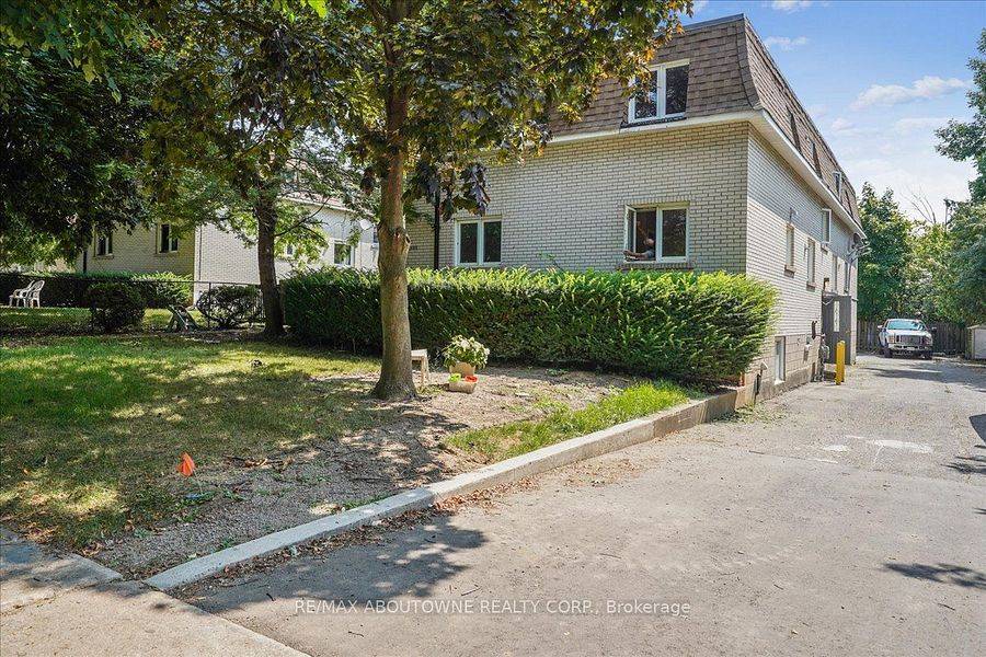 Oakville, ON L6L 1T7,2320 Hixon ST #6