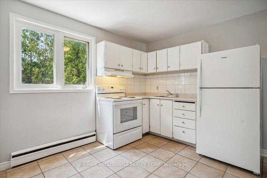 Oakville, ON L6L 1T7,2320 Hixon ST #6