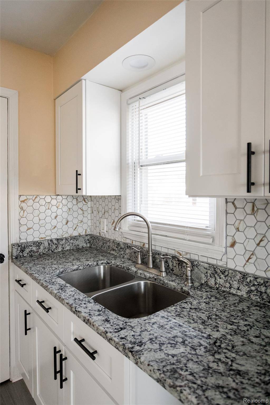 Harper Woods, MI 48225,19100 Kingsville ST