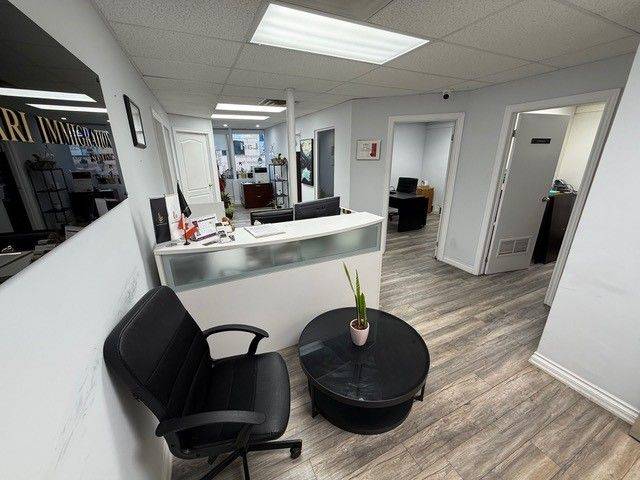 Richmond Hill, ON L4C 3B6,10212 Yonge ST #206