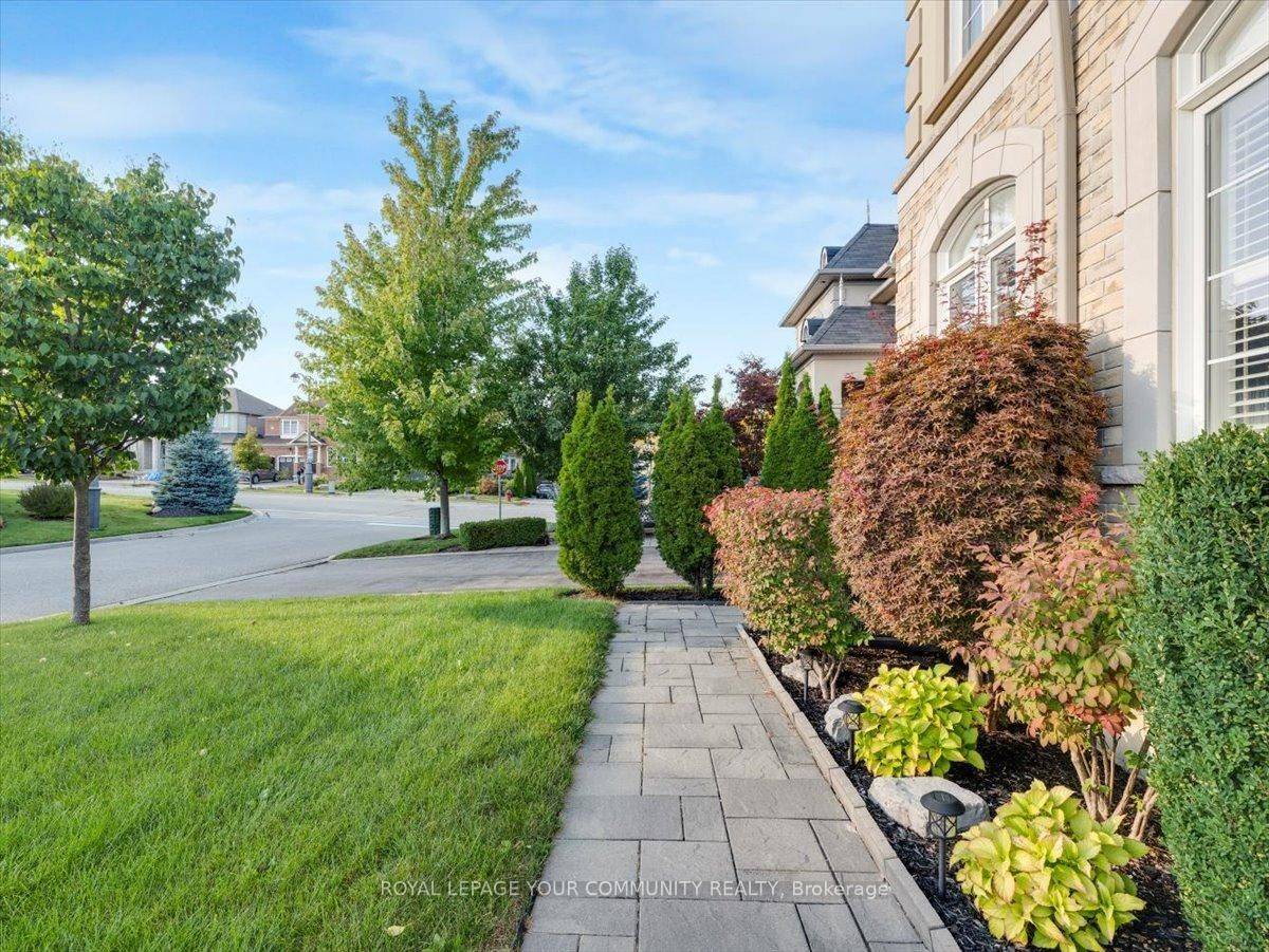 Aurora, ON L4G 0J7,9 Heaney CT