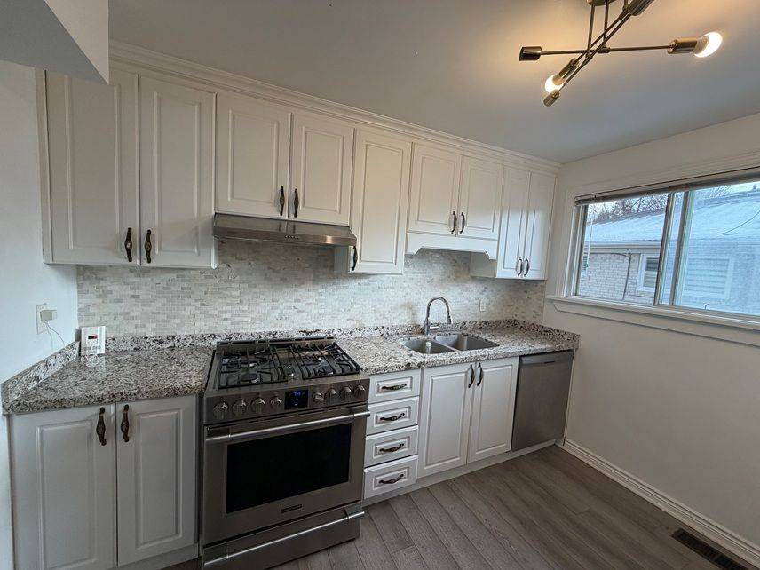 Richmond Hill, ON L4C 3H1,231 Blue Grass BLVD