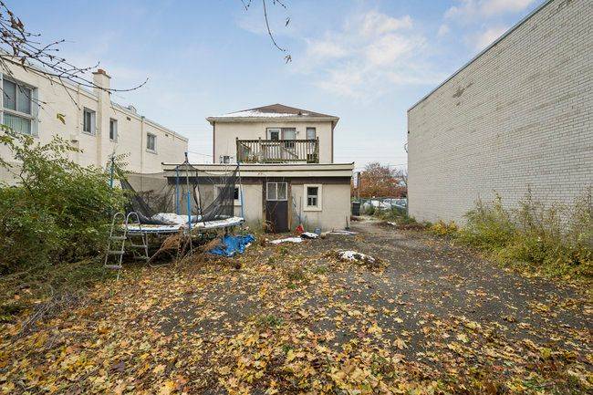 Mississauga, ON L5E 1G1,1185 Lakeshore RD E