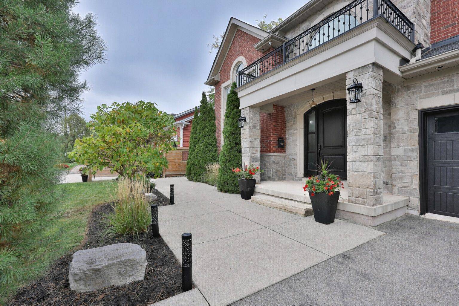 Oakville, ON L6L 3G5,253 Jones ST