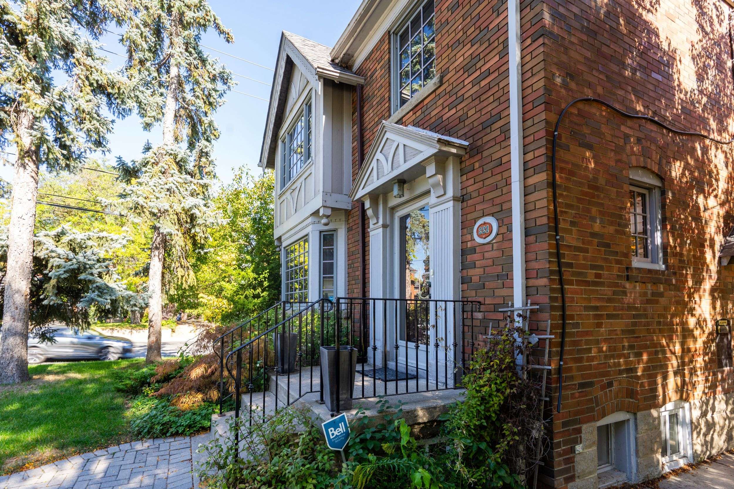 Toronto C11, ON M4G 3P2,221 Hanna RD