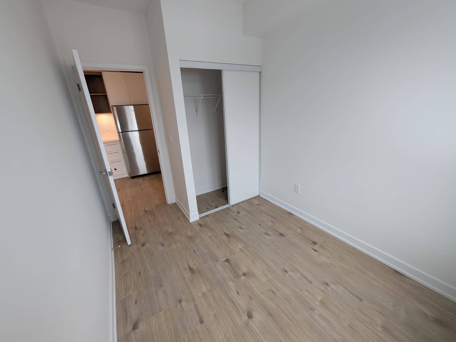 Burlington, ON L7T 0C9,498 Plains RD E #TH15