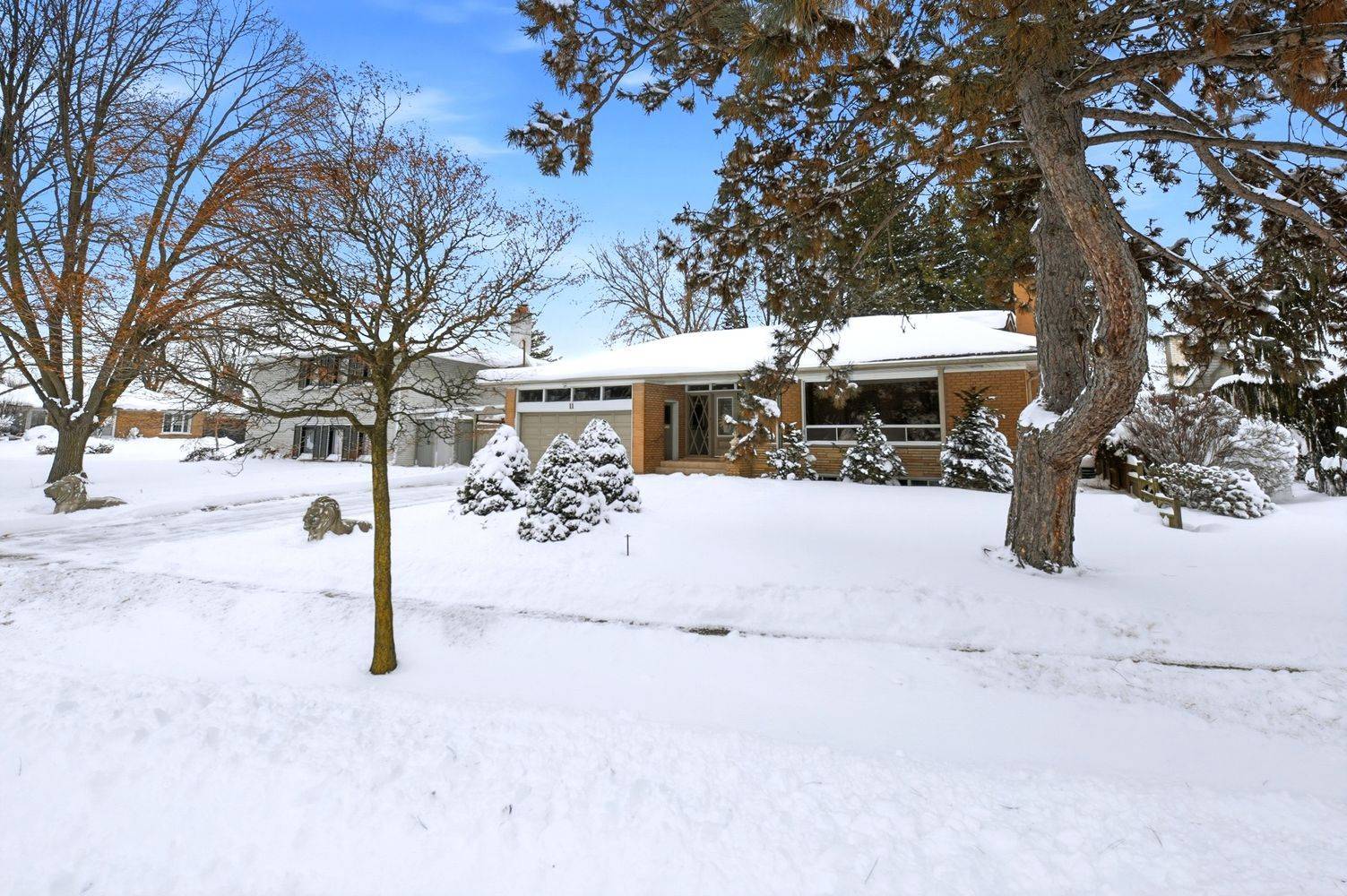 Toronto W10, ON M9V 2Y1,11 Grovetree RD