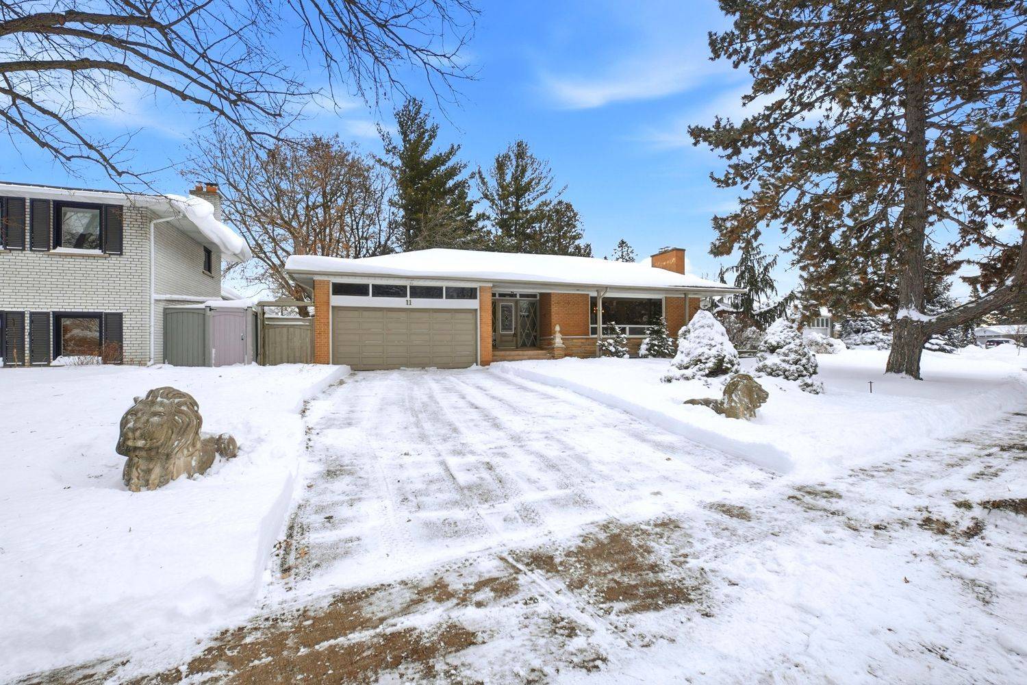 Toronto W10, ON M9V 2Y1,11 Grovetree RD