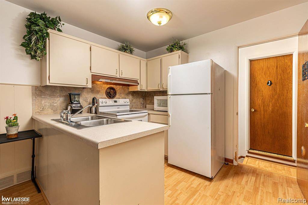 Warren, MI 48091,25810 Virginia DR