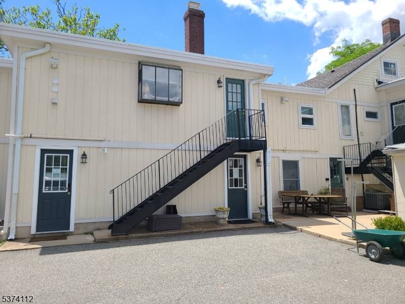 Mendham Boro, NJ 07945,2 Hilltop Rd.