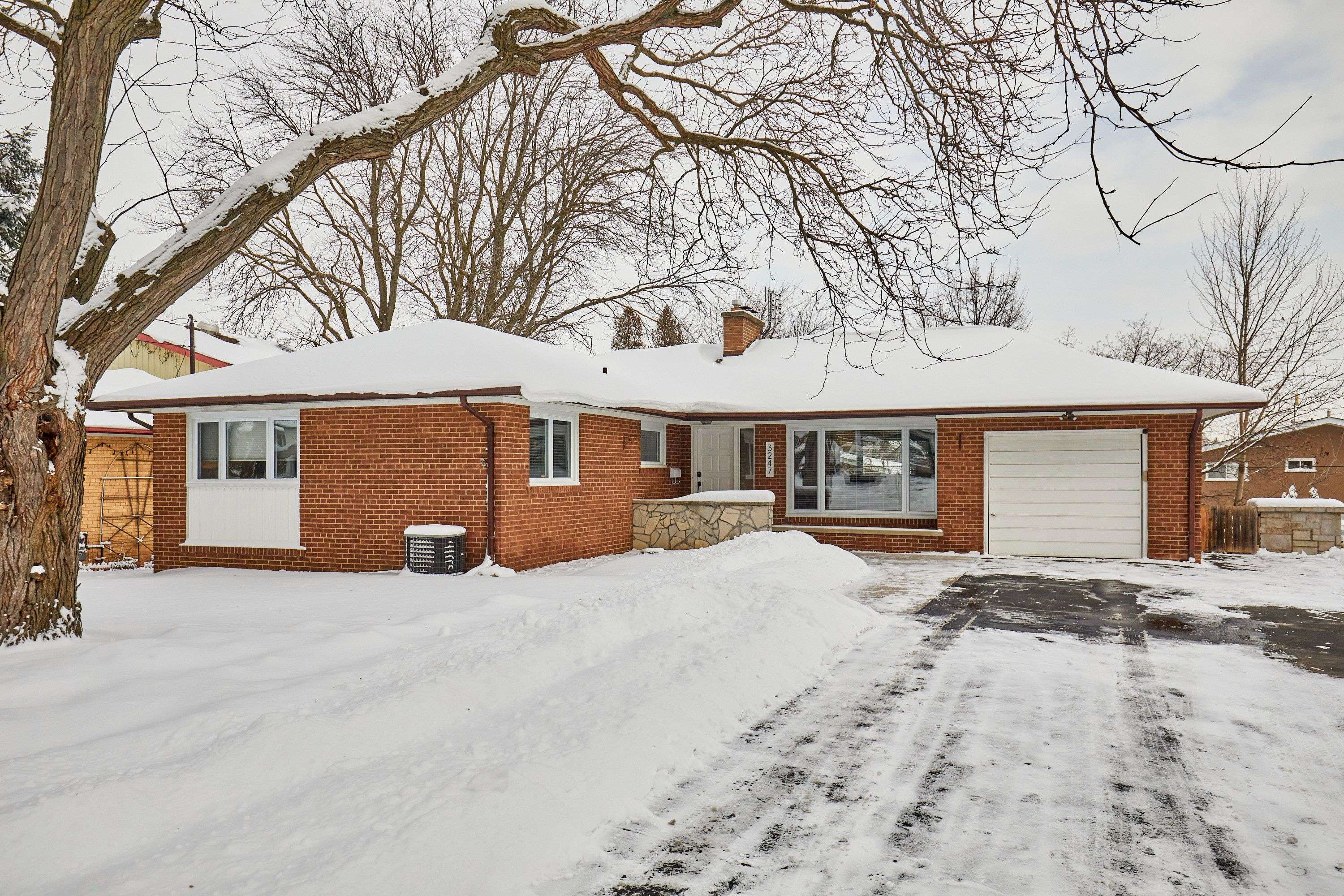 Mississauga, ON L5C 2M6,3247 Flanagan CRES