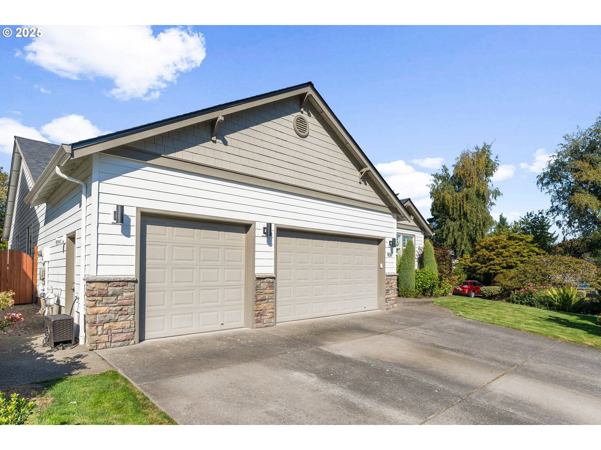 Camas, WA 98607,909 NW 22ND AVE