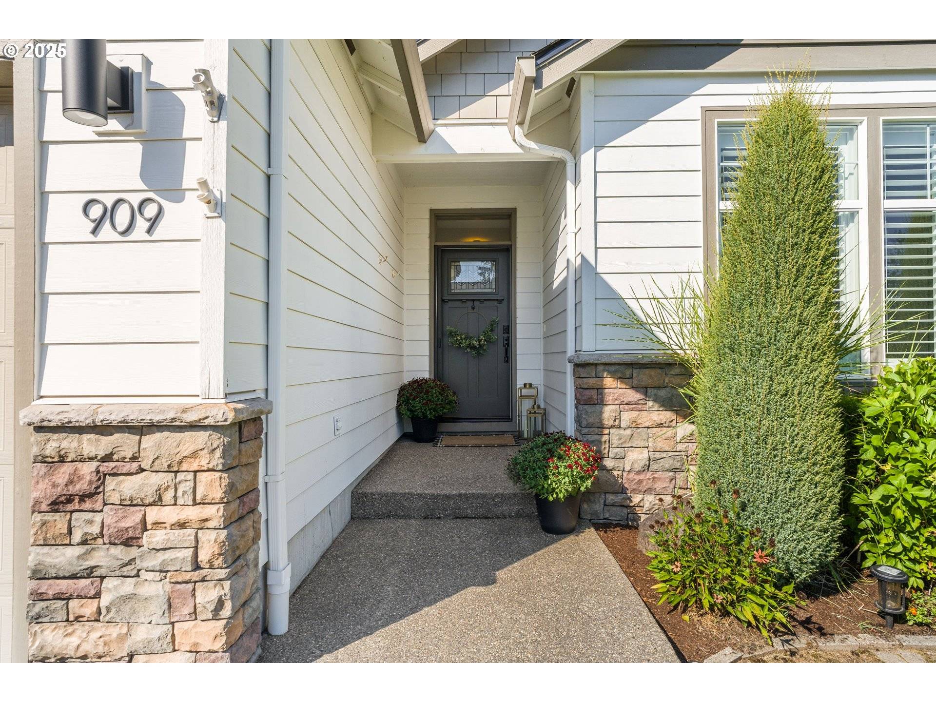 Camas, WA 98607,909 NW 22ND AVE