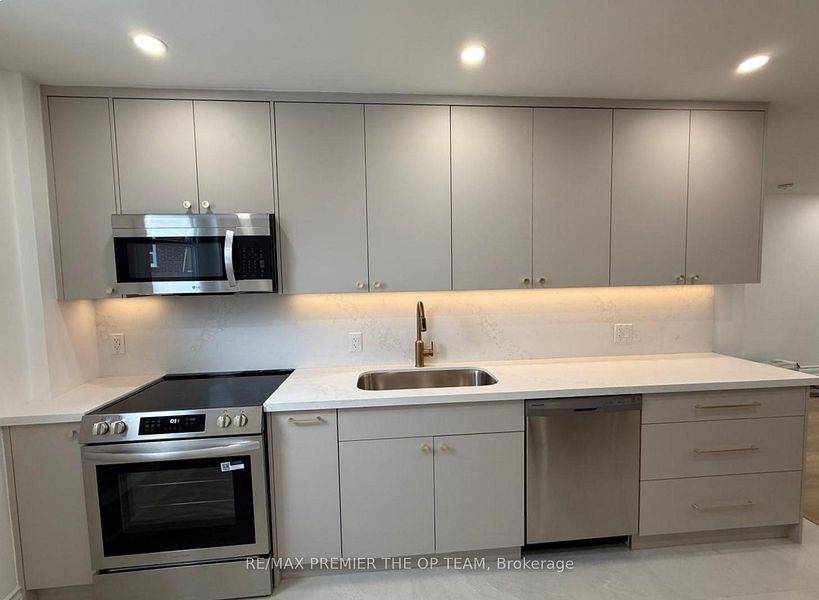 Toronto C02, ON M6G 2N4,54 Vaughan RD #Upper level