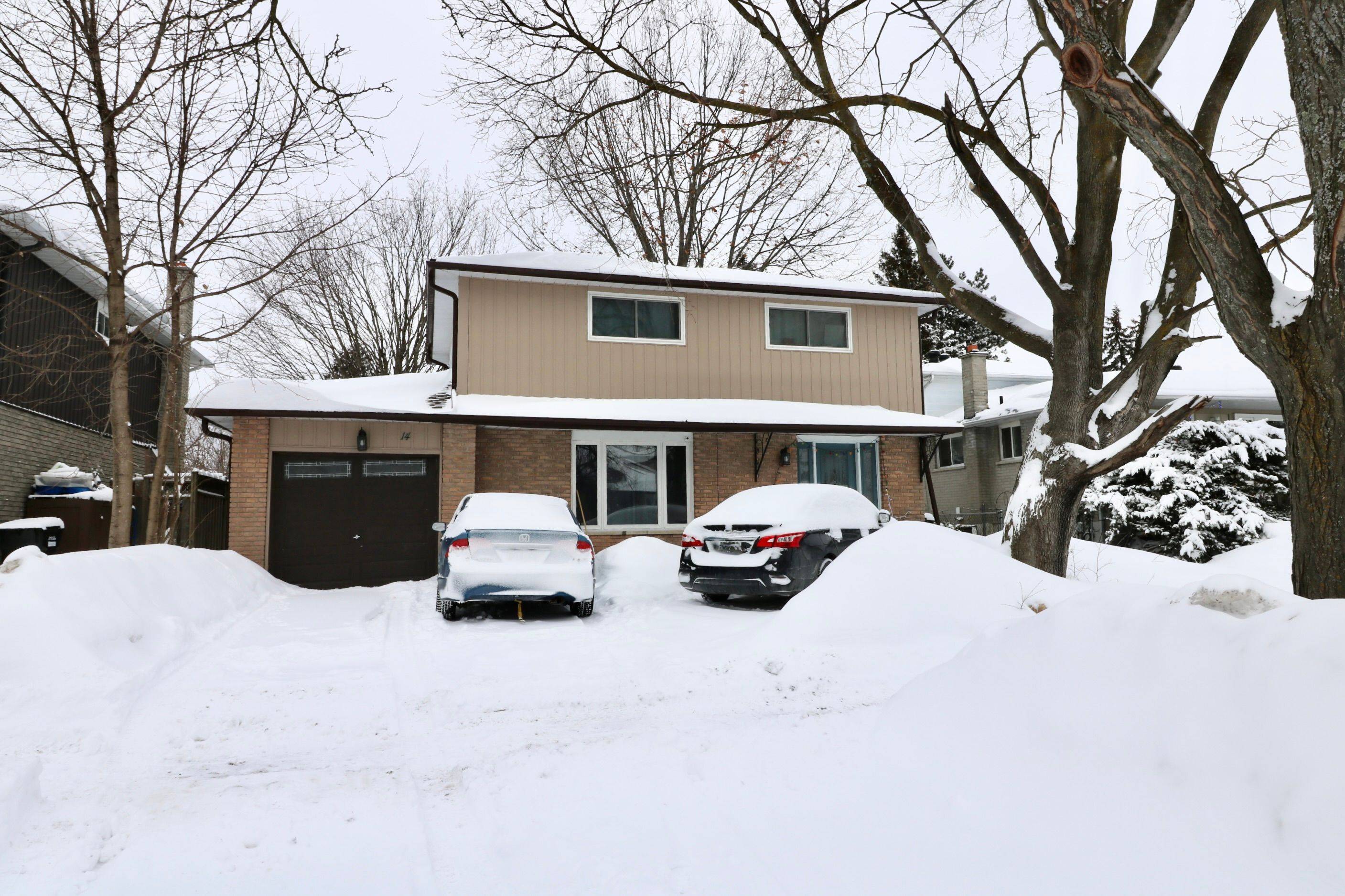 Barrie, ON L4M 2W2,14 College CRES