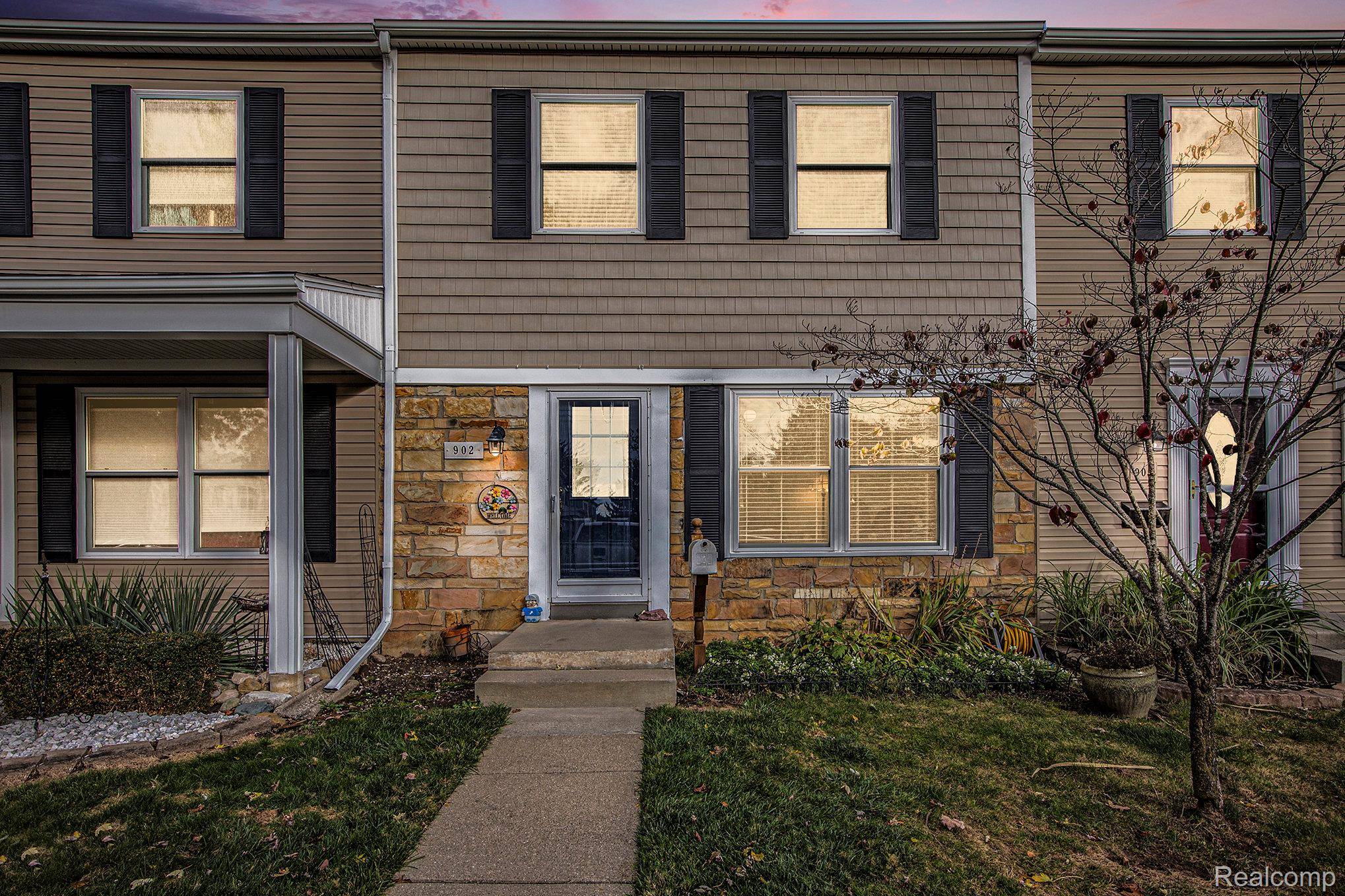 Rochester Hills, MI 48307,902 Little Hill CT