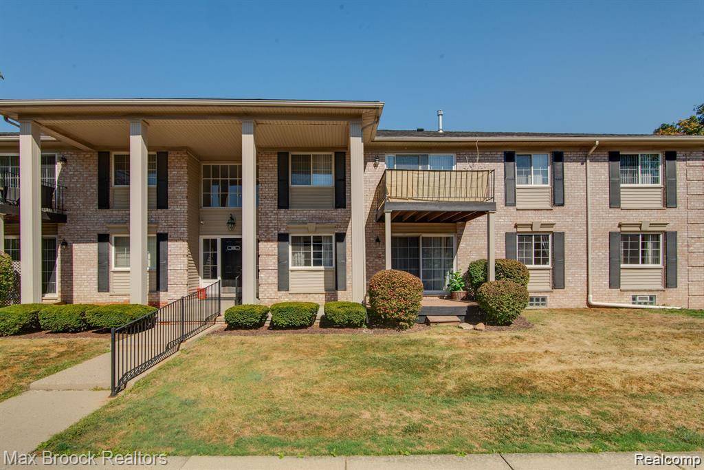 West Bloomfield, MI 48322,6109 Orchard Lake RD #203