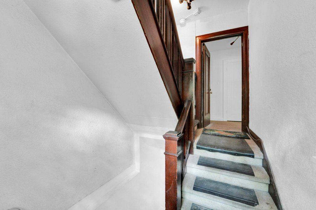 Toronto C02, ON M4V 1B4,390 Davenport RD